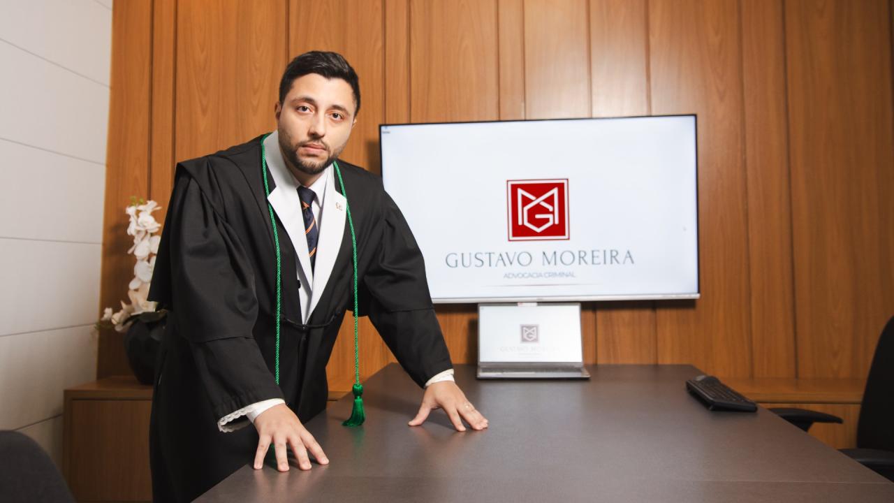 Dr. Gustavo Moreira no escritório em Natal