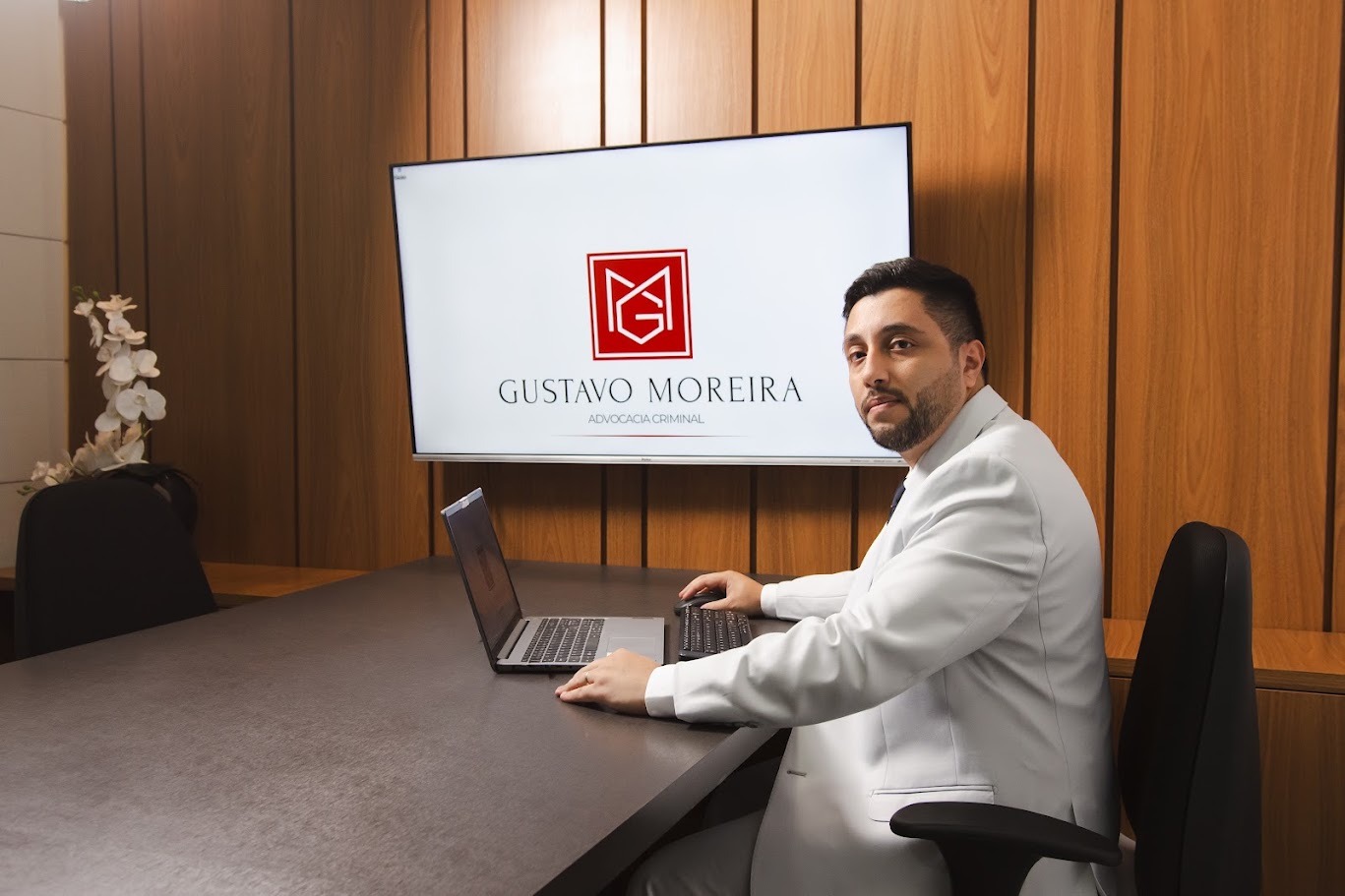 Dr. Gustavo Moreira no escritório